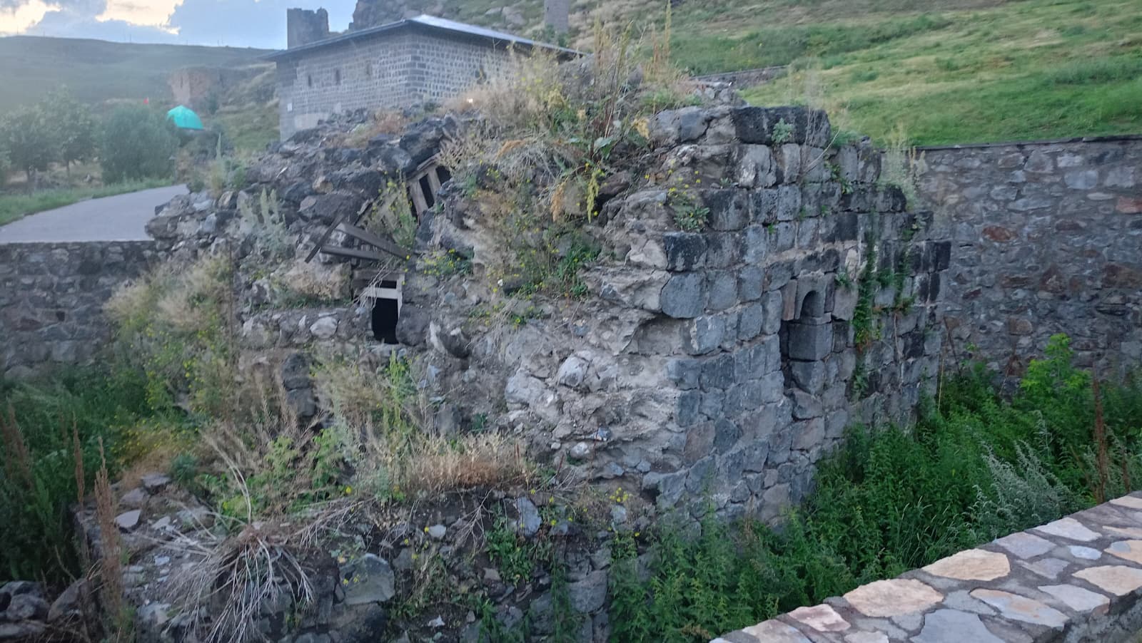 Kars'ta 16. yüzyıla ait şapel kaderine terk edildi