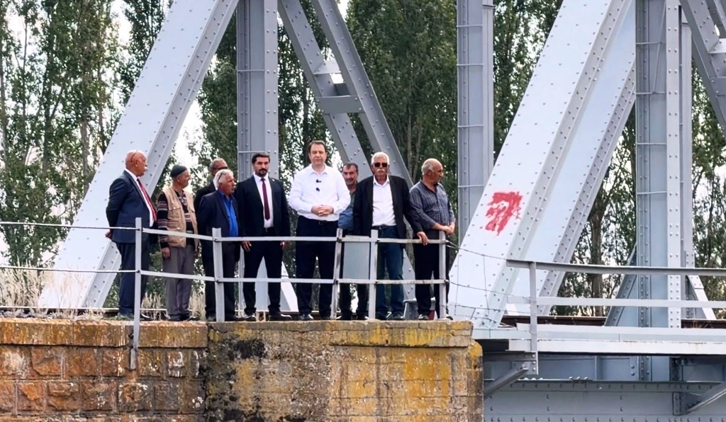 Alp: 106 yıllık köprüden barış çağrısı yaptı