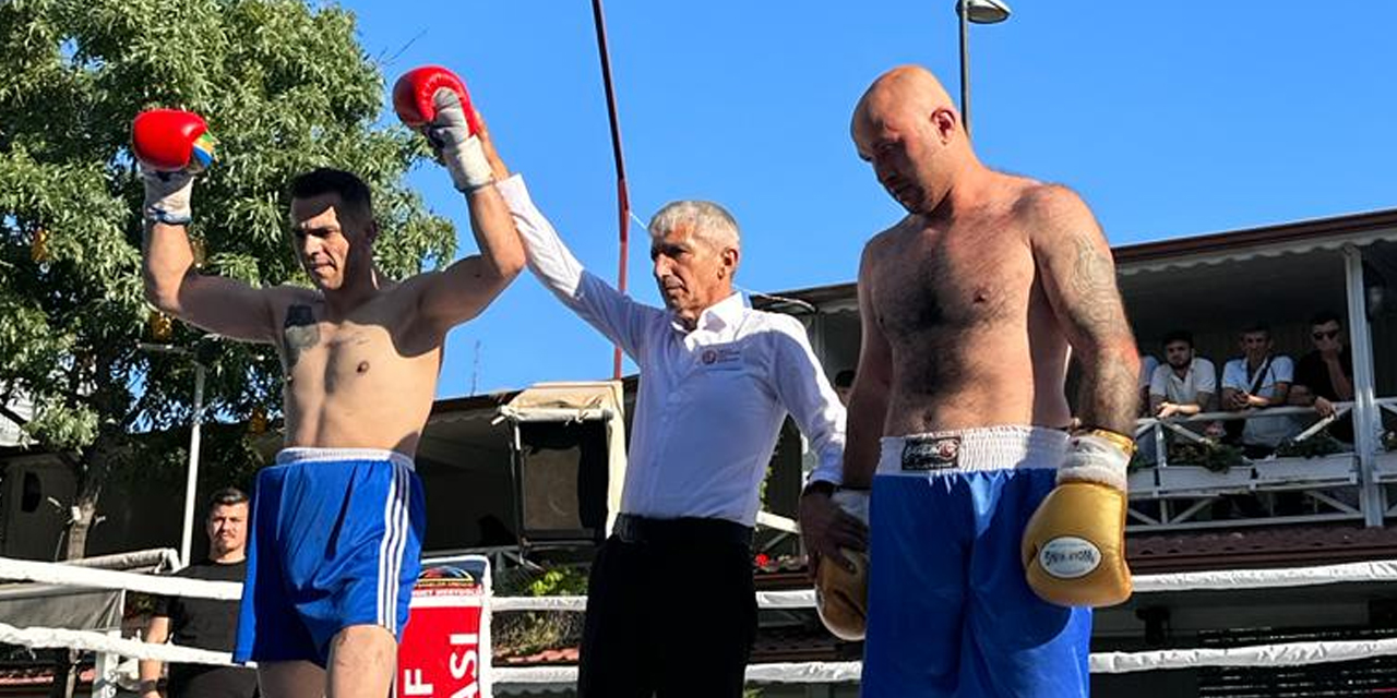 Boksör Çelik rakibini mağlup etti