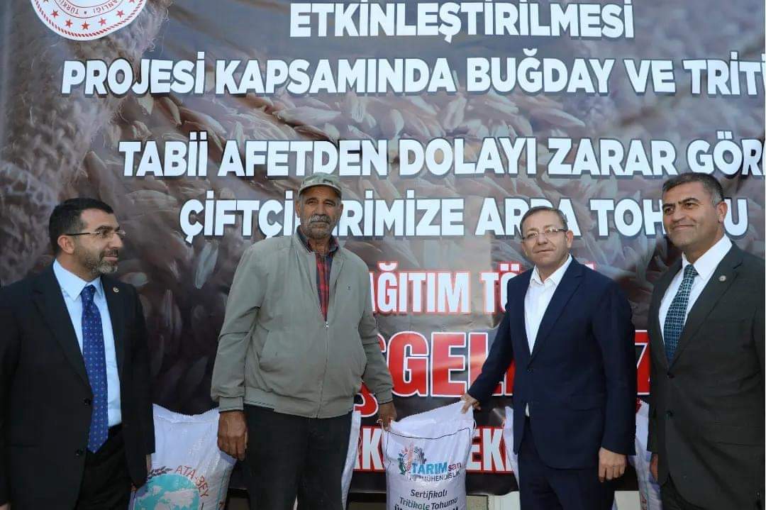 Akyaka'da Çiftçilere Buğday ve Tritikale Tohumu Dağıtıldı