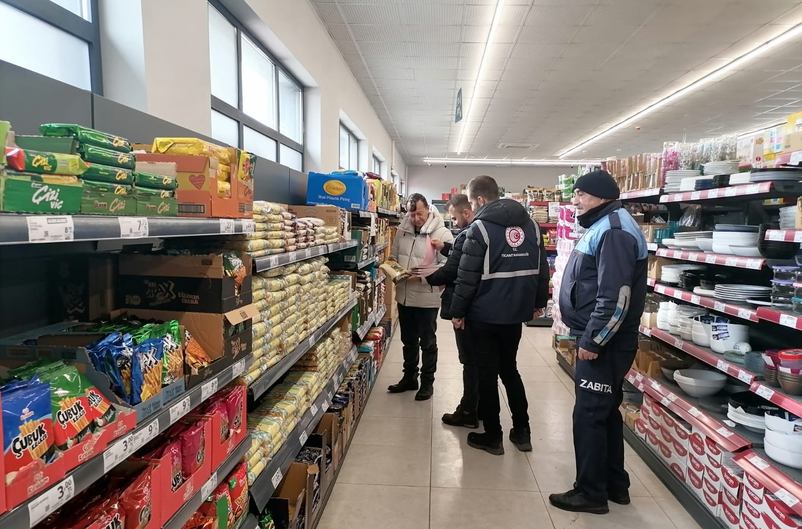 Kars’ta zincir marketler denetleniyor