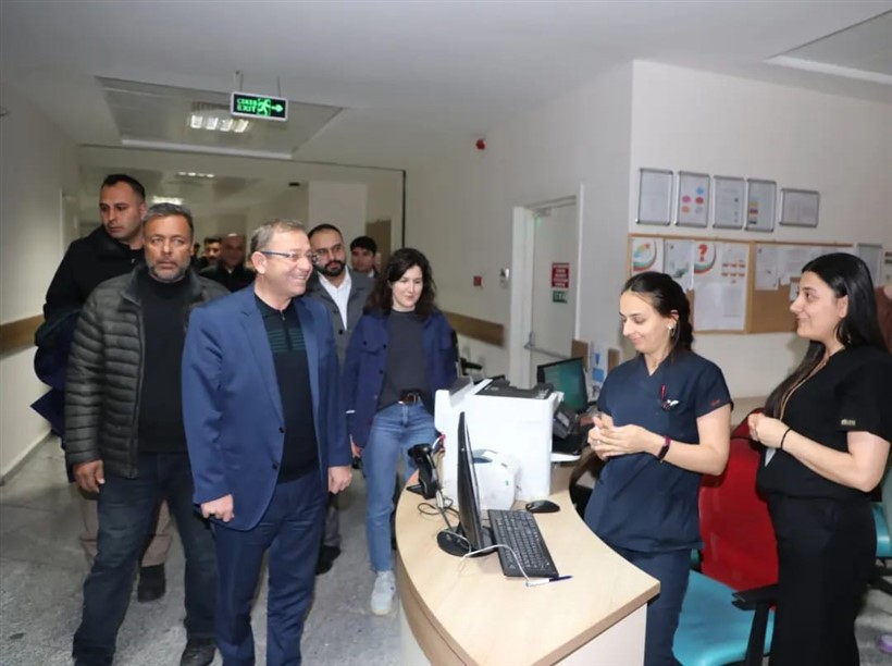 Vali Polat hastane personelini ziyaret etti