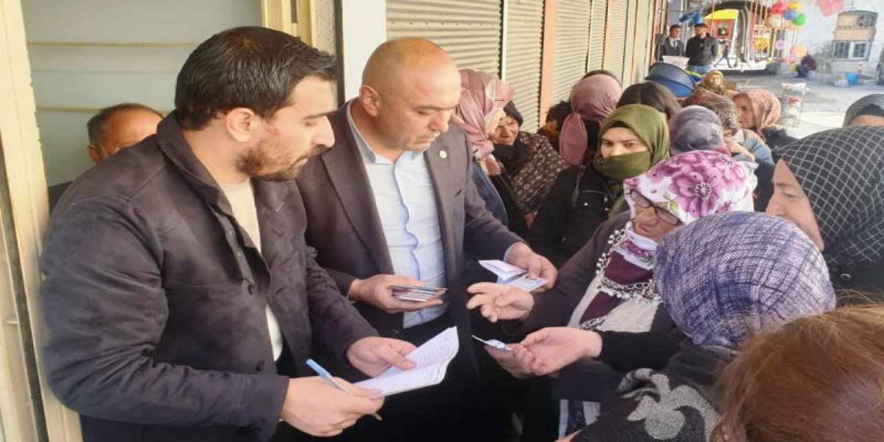 Efsane Muhtar Özcan Müçük 350 aileye Ramazan kolisi, nakdi yardım ve BİM kartı dağıttı