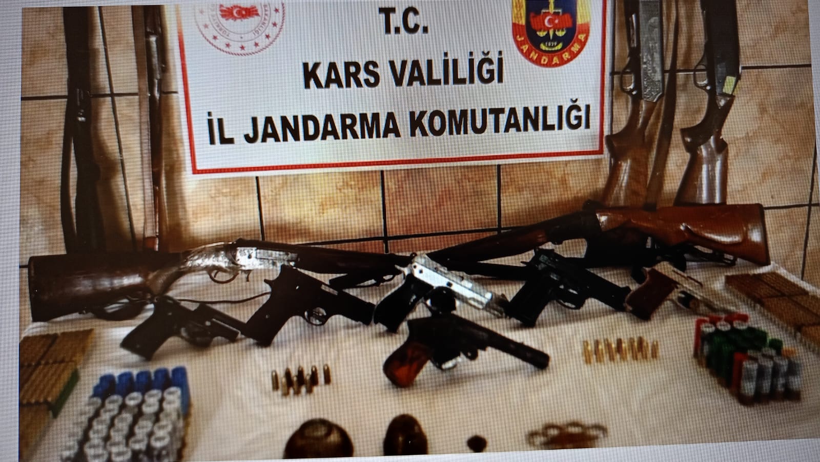 Kars'ta tarihi eser ve silah operasyonu