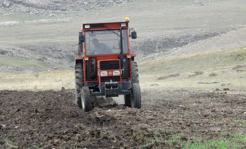 Kars köylüsü varını yoğunu traktöre yatırıyor!