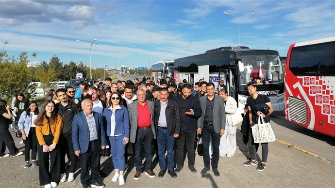 Kars'tan 150 öğrenci Ata'nın huzuruna çıkmak için yola koyuldu