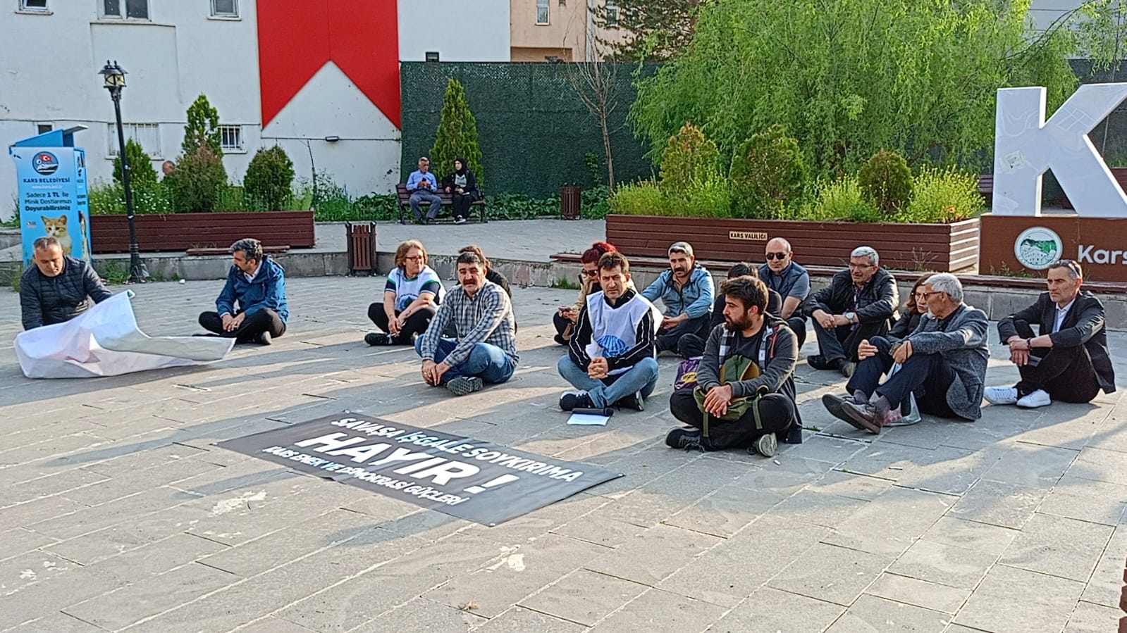 Kars’ta Filistin için oturma eylemi yapıldı