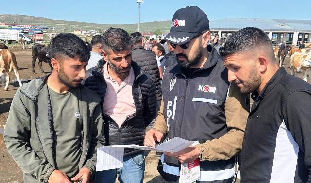 Kars polisi kurbanlık hayvan alıcılarını uyarıyor