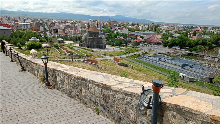 Kars’a ihanet devam ediyor