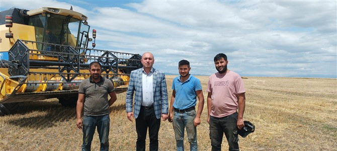 Başkan Müçük, hasat yapan köyleri tarlarında ziyaret etti