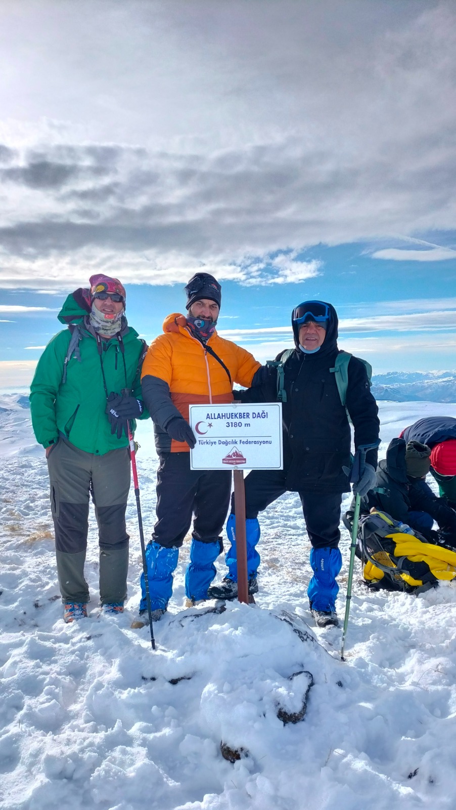 94-dagci-sarikamis-sehitlerini-allahuekber-daglarinin-zirvesinde-andi-003.jpg