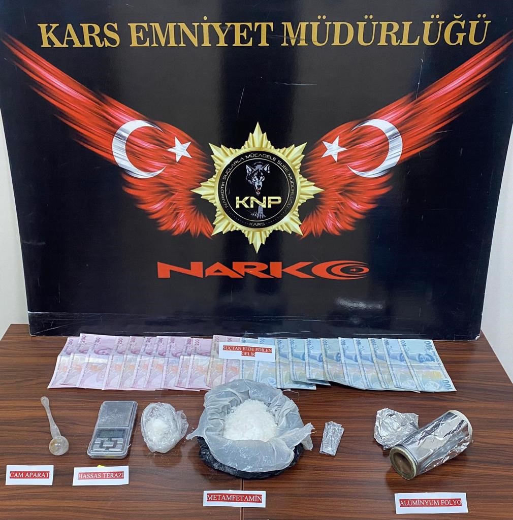 karsta-uyusturucu-ticareti-yaptigi-tespit-edilen-1-kisi-tutuklandi.jpg