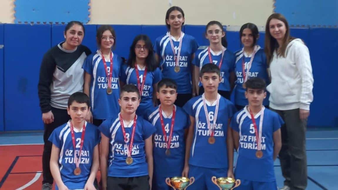 yildiz-erkekler-takimi-badminton-kars-il-birincisi-oldu.jpg