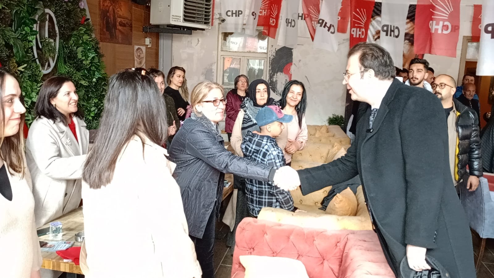 chp-kars-milletvekili-inan-akgun-alp-partisinin-belediye-baskan-adaylarinin-secim-kampanyalarina-destek-icin-karsta-007.jpg