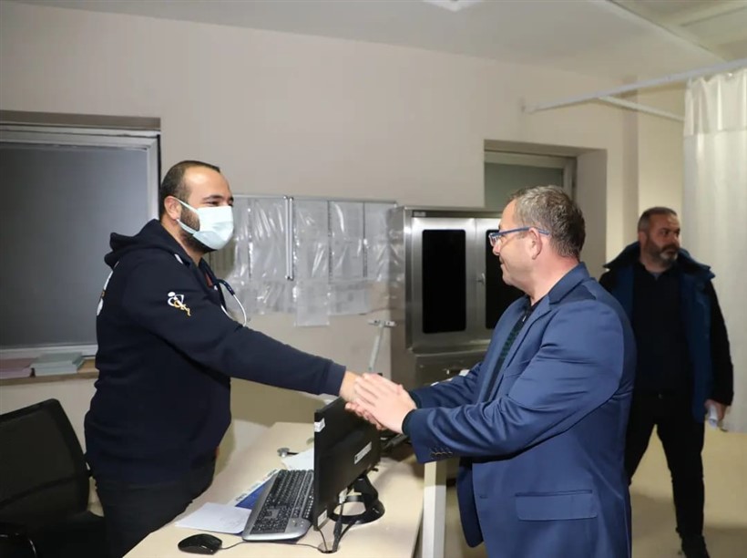 vali-polat-hastane-personelini-ziyaret-etti.jpg