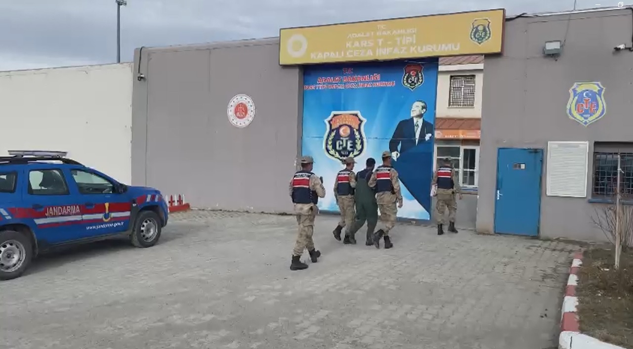 jandarma-27-yil-hapis-cezasi-bulunan-sahsi-bir-ciftlikte-yakaladi.jpg