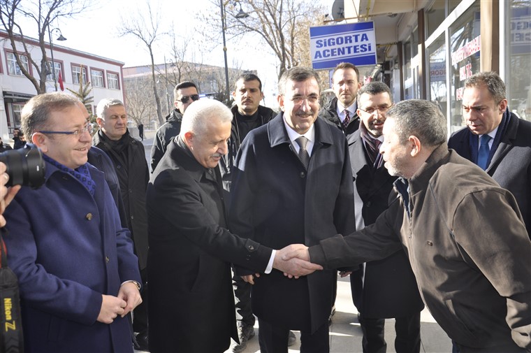 cumhurbaskani-yardimcisi-yilmaz-karsta-esnaf-ziyaretinde-bulundu-001.jpg