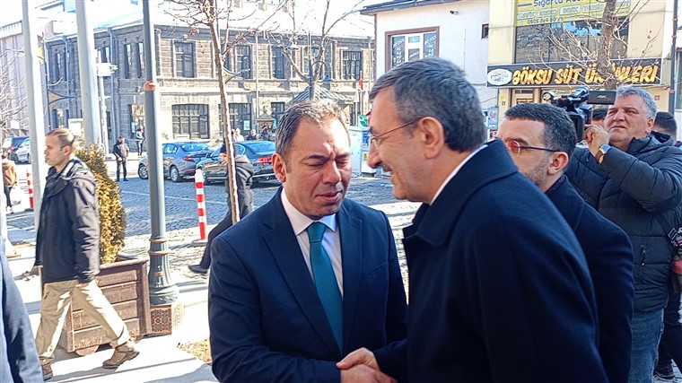 cumhurbaskani-yardimcisi-yilmaz-karsta-esnaf-ziyaretinde-bulundu-002.jpg