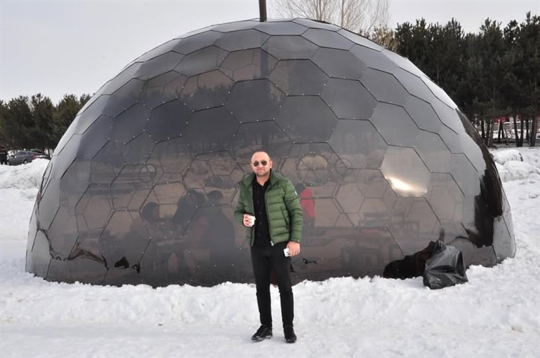 karsin-arpacay-ilcesinde-kutuk-ev-mevkiinde-yaptirilan-ve-cildir-golunun-buyuleyici-manzarasinda-ziyaretcilerine-sicak-bir-mola-imkani-sunacak-olan-kars-kurenin-acilisi-yapildi-001.jpg