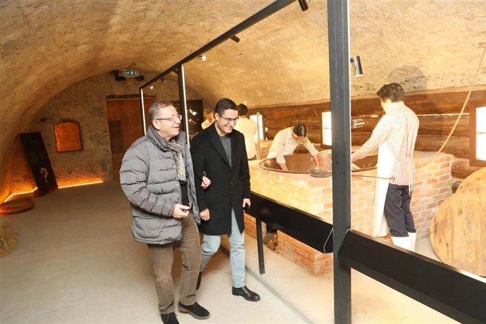 vali-polat-peynir-muzesini-misafirlere-anlatti.jpg