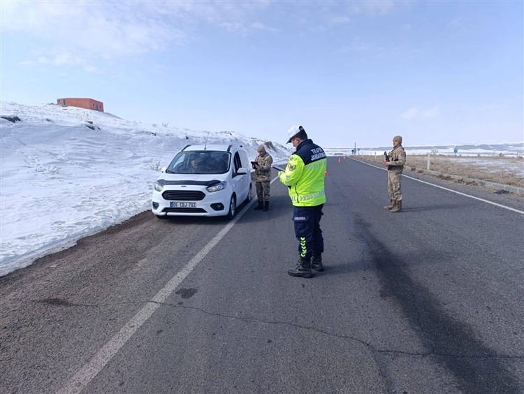 karsta-trafik-denetimleri-araliksiz-devam-ediyor-001.jpg