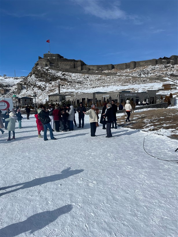 karsta-kisa-ozel-bir-senlik-001.jpg