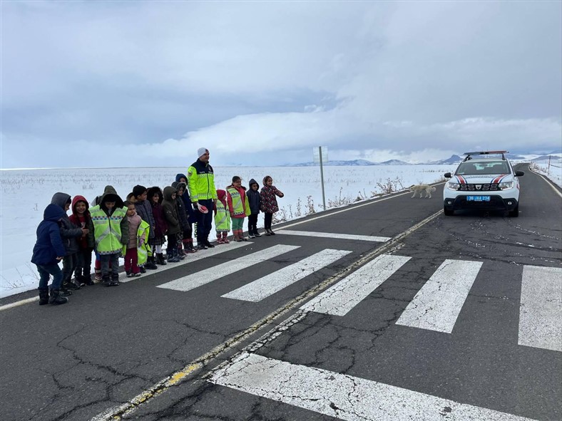 trafik-egitimleri-ogrencileri-bilinclendiriyor-002.jpg