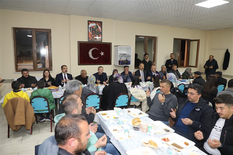 vali-polat-arpacayda-vatandaslarla-iftarda-bir-araya-geldi-002.jpg
