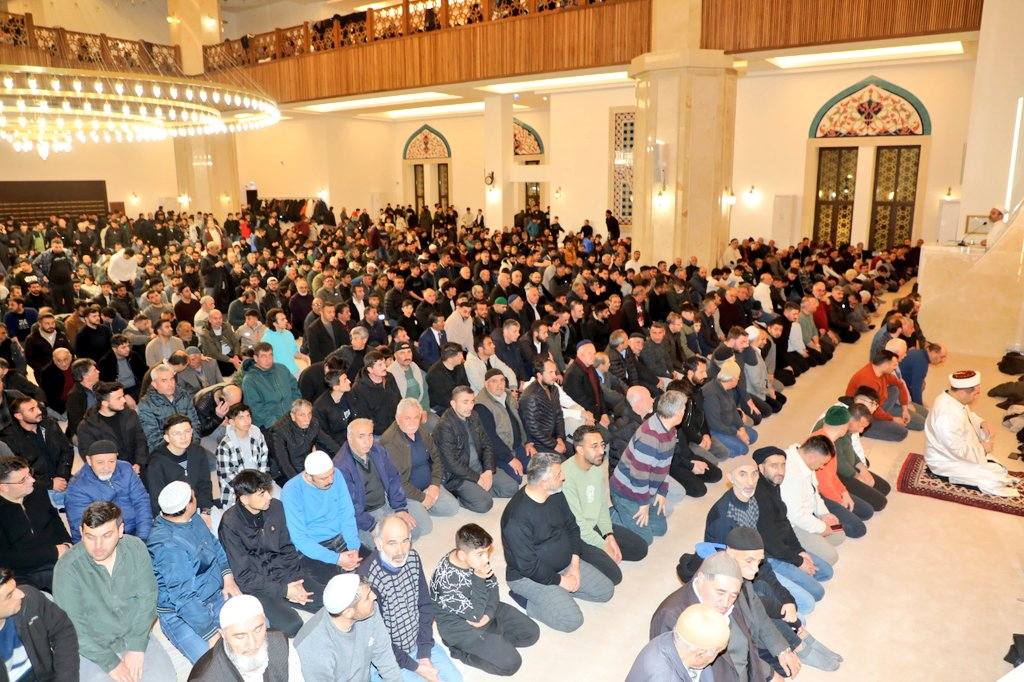 karsta-kadir-gecesinde-vatandaslar-camileri-doldurdu-003.jpg