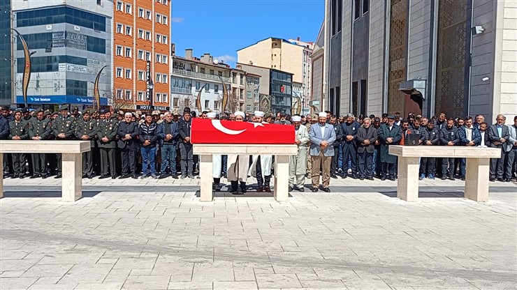 askeri-ogrenci-memleketi-karsta-topraga-verildi-001.jpg