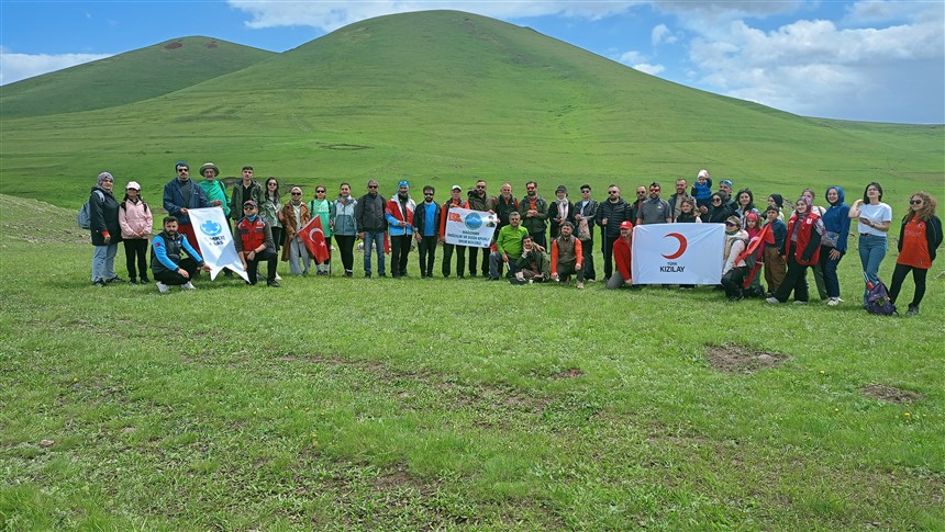 kars-genclik-ve-spor-il-mudurlugu-ile-turkiye-dagcilik-federasyonu-tdf-kars-il-temsilcigince-19-mayis-genclik-haftasi-kapsaminda-2-246-rakimli-ucler-tepesine-bayrakli-tirmanis-gerceklestirildi-001.jpg