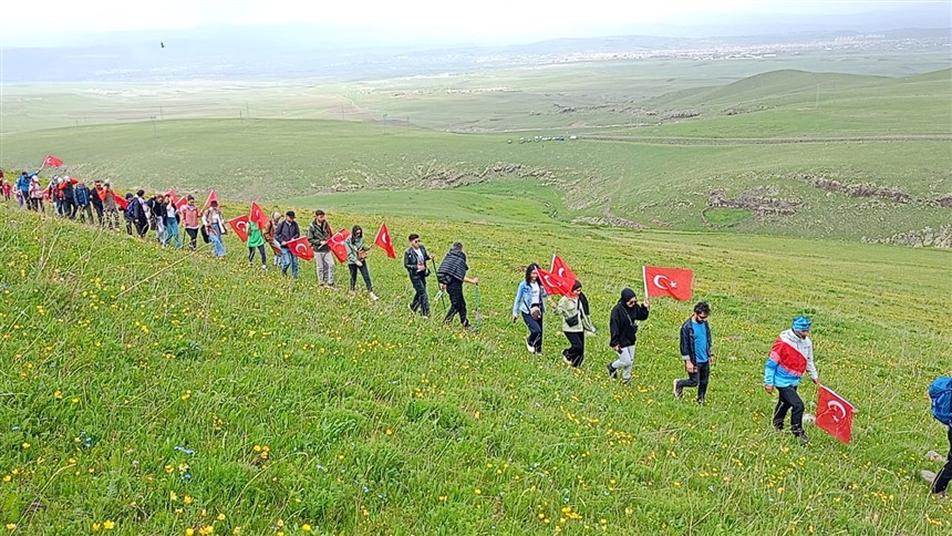kars-genclik-ve-spor-il-mudurlugu-ile-turkiye-dagcilik-federasyonu-tdf-kars-il-temsilcigince-19-mayis-genclik-haftasi-kapsaminda-2-246-rakimli-ucler-tepesine-bayrakli-tirmanis-gerceklestirildi-002.jpg