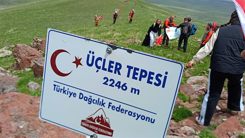 kars-genclik-ve-spor-il-mudurlugu-ile-turkiye-dagcilik-federasyonu-tdf-kars-il-temsilcigince-19-mayis-genclik-haftasi-kapsaminda-2-246-rakimli-ucler-tepesine-bayrakli-tirmanis-gerceklestirildi-003.jpg