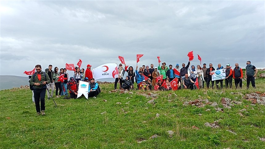 kars-genclik-ve-spor-il-mudurlugu-ile-turkiye-dagcilik-federasyonu-tdf-kars-il-temsilcigince-19-mayis-genclik-haftasi-kapsaminda-2-246-rakimli-ucler-tepesine-bayrakli-tirmanis-gerceklestirildi.jpg