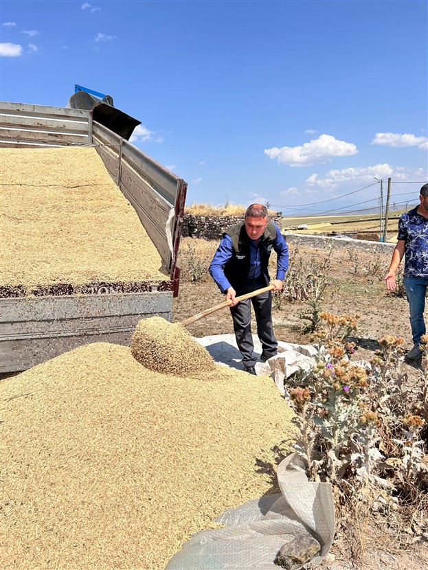 kars-ziraat-odasi-baskani-ozcan-mucuk-merkeze-bagli-olculu-oguzlu-bayraktar-yagikesen-bekler-tazekent-ve-hamzagerek-koylerinde-ciftci-ziyaretlerinde-bulundu-004.jpg