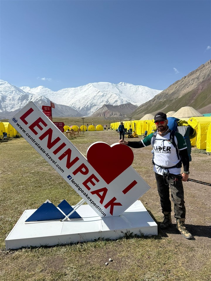 karsli-dagci-alpay-korkmaz-lenin-dagina-zirve-yapti-002.jpg