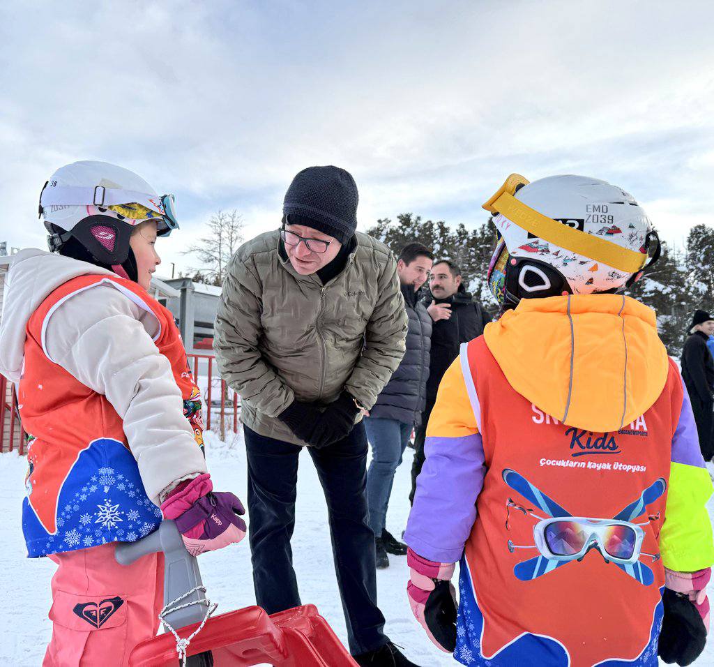 sarikamista-kayak-sezonu-acildi-yuzler-guluyor.jpg