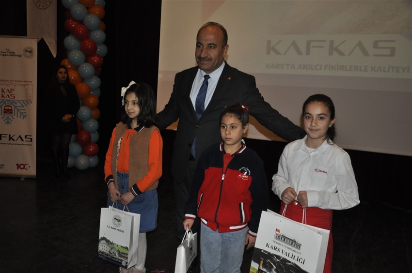 karsta-en-cok-kitap-okuyan-ogrenci-ve-veliler-odullendirildi-003.jpg