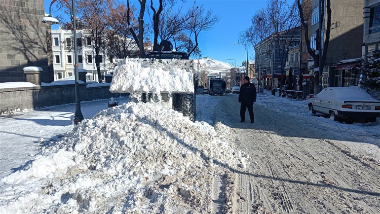 kars-belediyesi-biriken-kar-kutlelerini-temizliyor-002.jpg