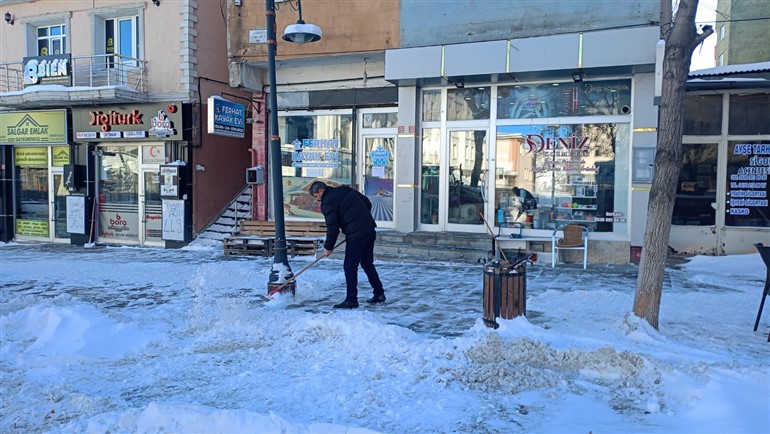 kars-belediyesi-biriken-kar-kutlelerini-temizliyor-003.jpg