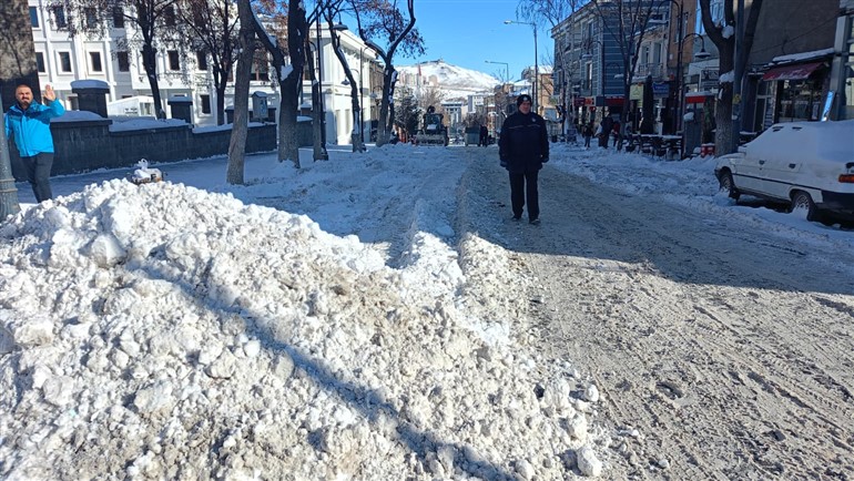 kars-belediyesi-biriken-kar-kutlelerini-temizliyor.jpg