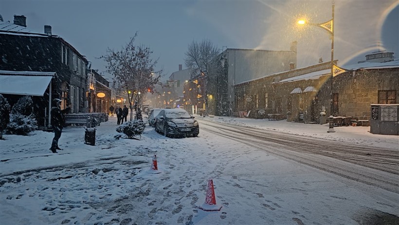 kars-ve-cevresinde-etkisini-surduren-yogun-kar-yagisi-ve-tipi-nedeniyle-14-ocak-2026-carsamba-gunu-yarin-il-genelinde-egitime-1-gun-sure-ile-ara-verildi-001.jpg
