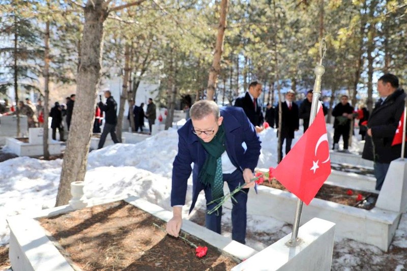 18-mart-sehitleri-anma-gunu-ve-canakkale-deniz-zaferinin-111-yil-donumu-dolayisiyla-ulke-genelinde-oldugu-gibi-karsta-da-anma-programi-duzenlendi-002.jpg