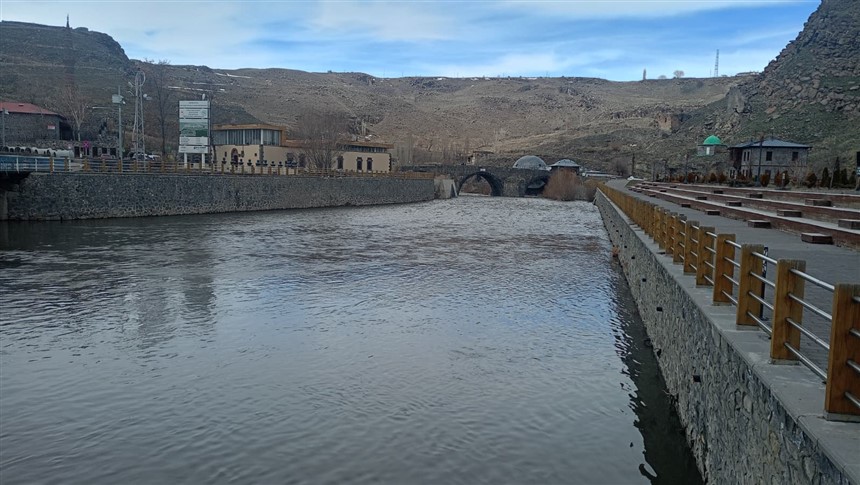 kars-cayinin-coskun-akisi-hizlaniyor-001.jpg