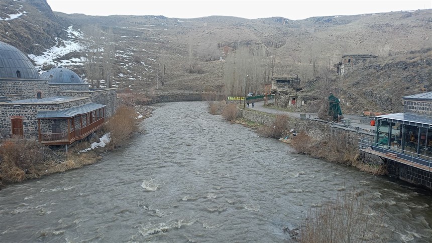 kars-cayinin-coskun-akisi-hizlaniyor-002.jpg