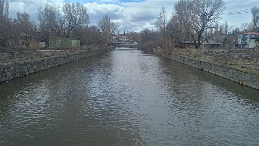 kars-cayinin-coskun-akisi-hizlaniyor-003.jpg