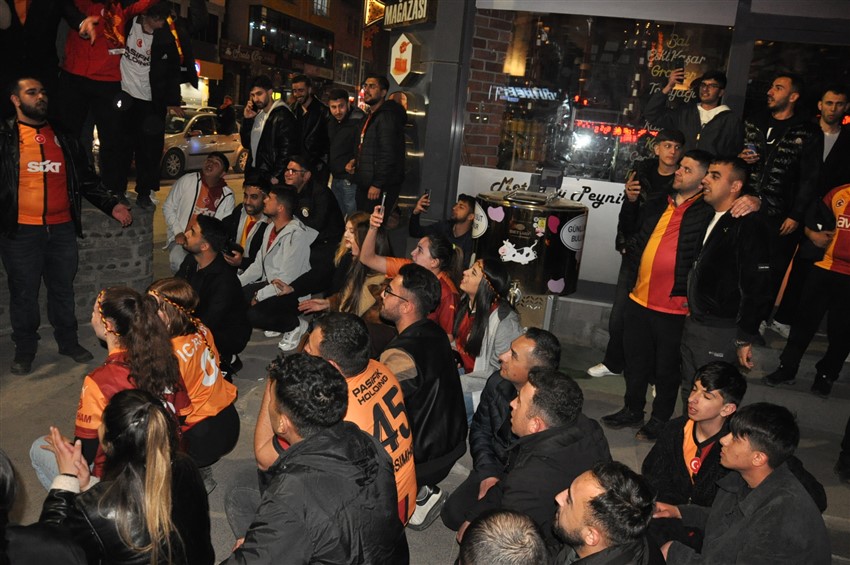 galatasaray-taraftarlari-karsta-sampiyonlugu-erken-kutladi-001.jpg