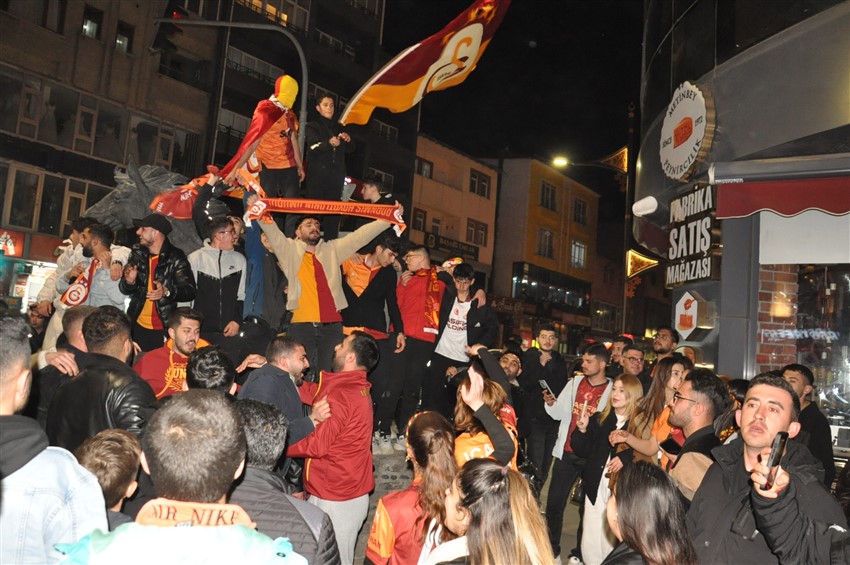galatasaray-taraftarlari-karsta-sampiyonlugu-erken-kutladi-002.jpg