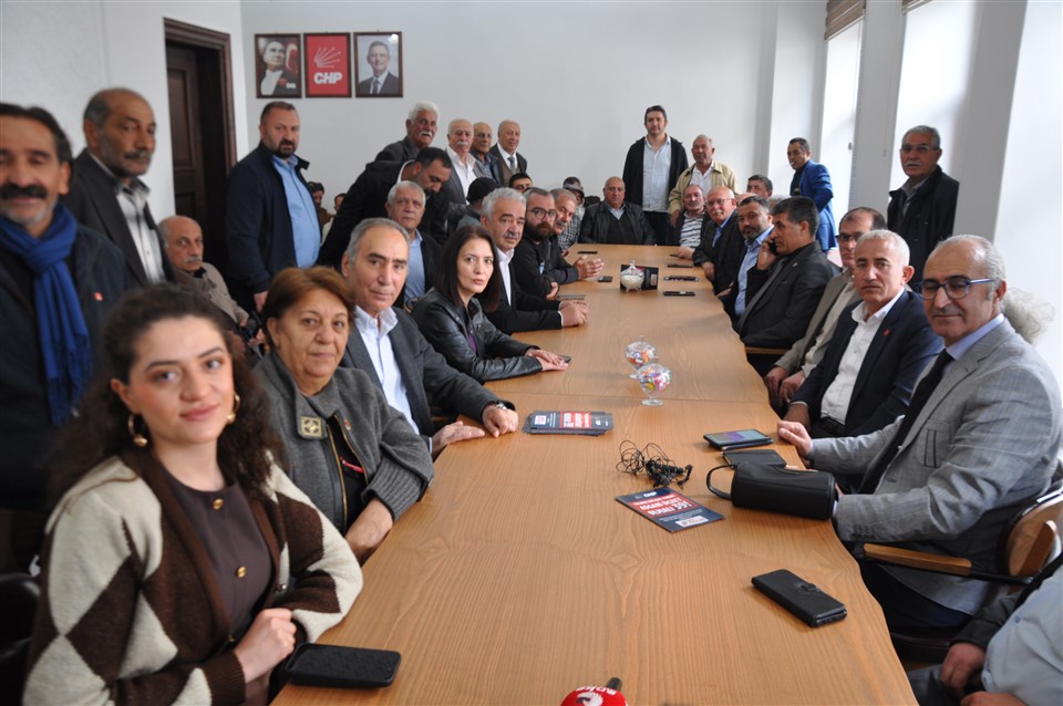 karsta-ki-chpli-kurultay-delegeleri-noterde-imza-verdi-002.jpg