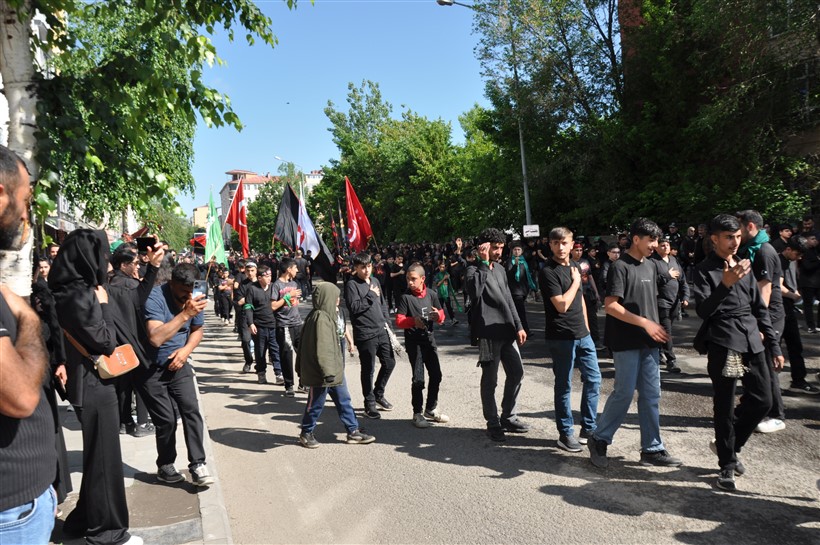 karsta-binlerce-kisi-hz-huseyinin-yasini-tuttu.jpg